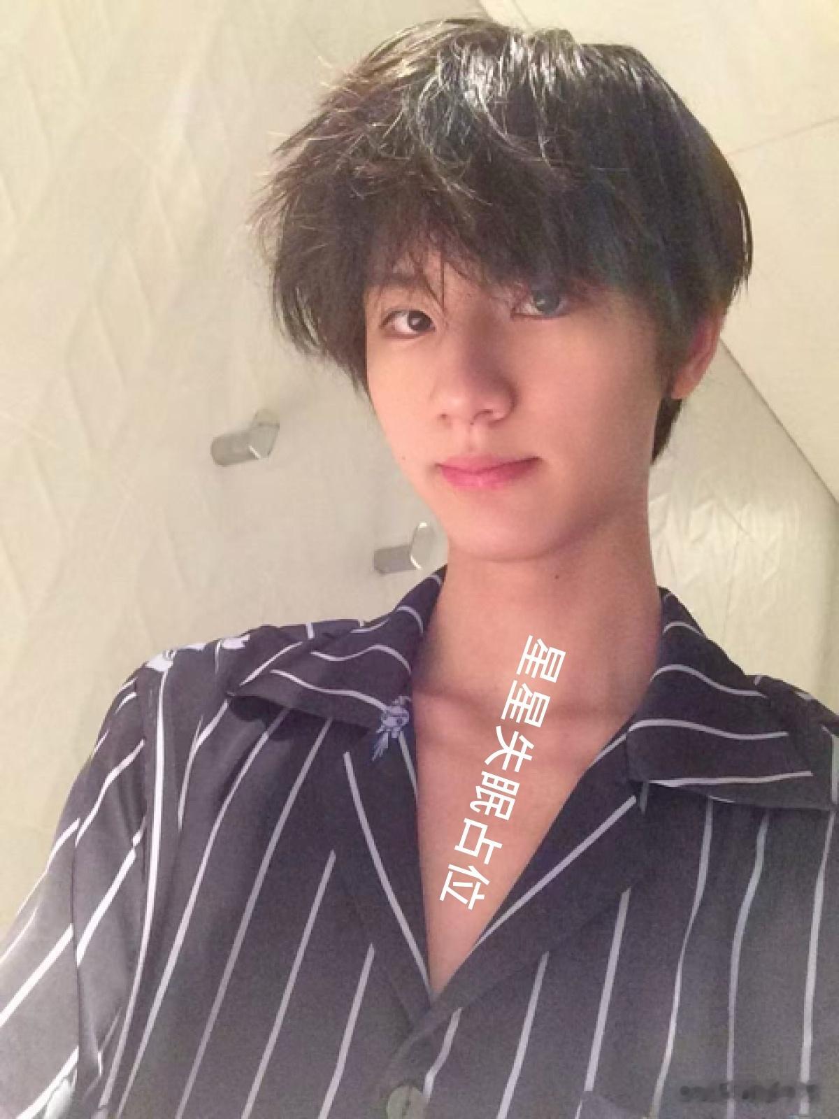 领口这么大 你们都不许看我吃醋了。 