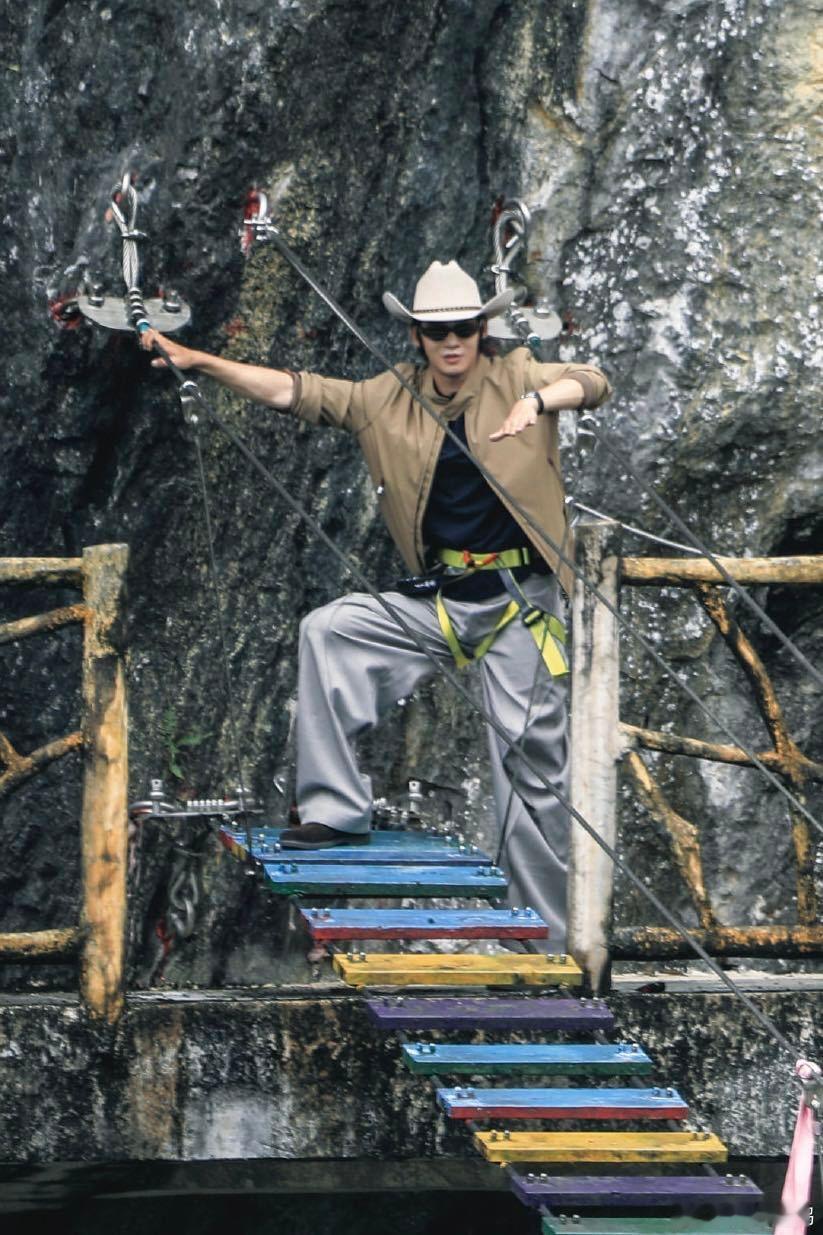 内娱最大胆的艺人出现了 于适在高空吊桥上居然一只手都不扶！本来高空走吊桥就够难了