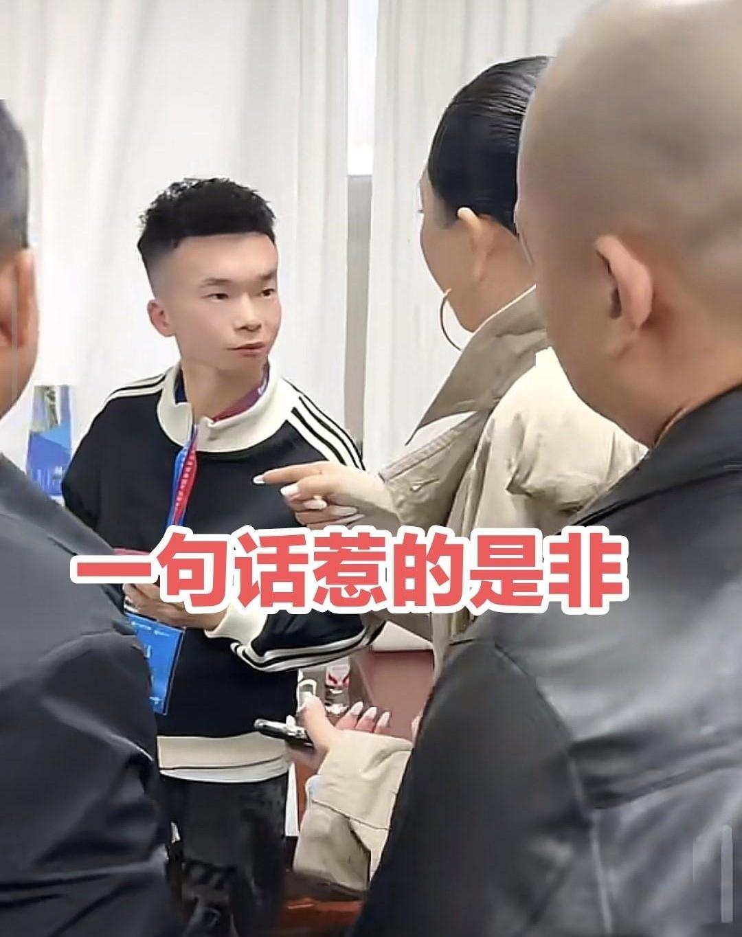 西安老六活动现场那点事，真让人有点哭笑不得。
封少碰见苏菲姨妈，本想客气问一句：