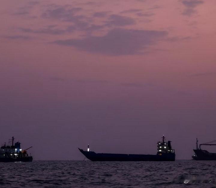 海湾地区的外交官和伊朗官员将于周一会面，讨论阿曼关于重新开放霍尔木兹海峡、允许常