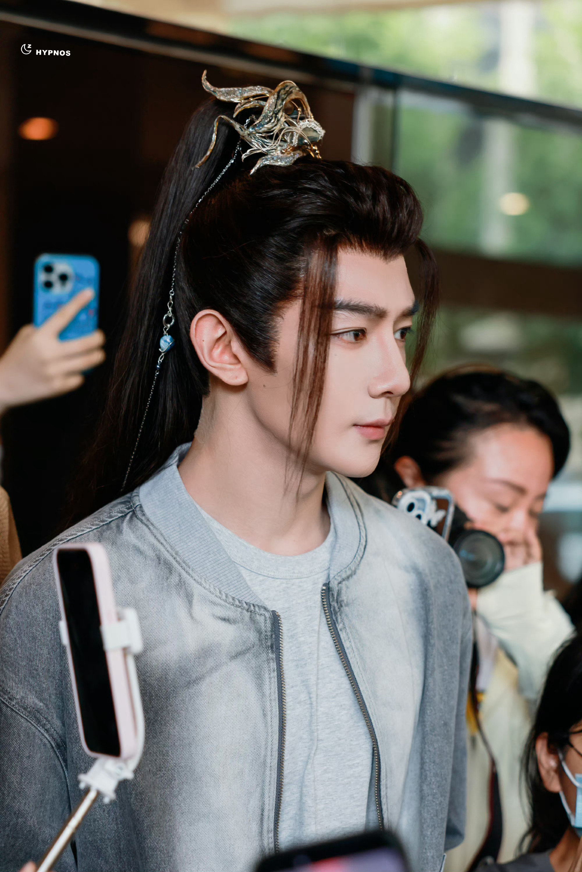 夏之光《#暗河传# 》出妆路透又见司空长风~ 这个发冠好精致！拍摄顺利[赢牛奶]
