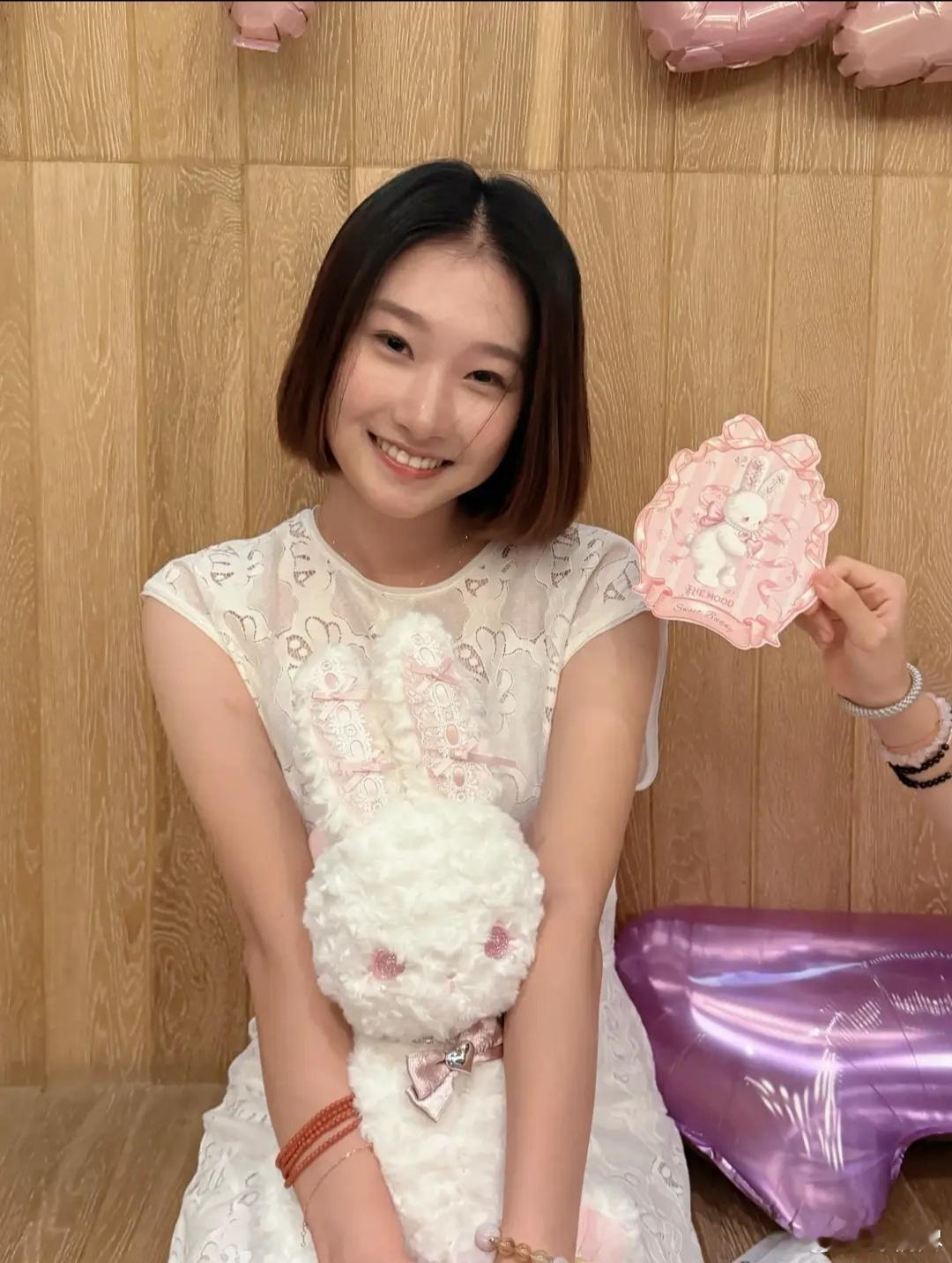 文章大女儿晒照庆祝18岁生日，爱马剪短头发，气质很像妈妈马伊琍 ​​​