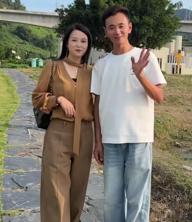 厉怀远现在就是行走的流量，走到哪里都有人合影，想蹭流量的人真是太多了，据说这两个