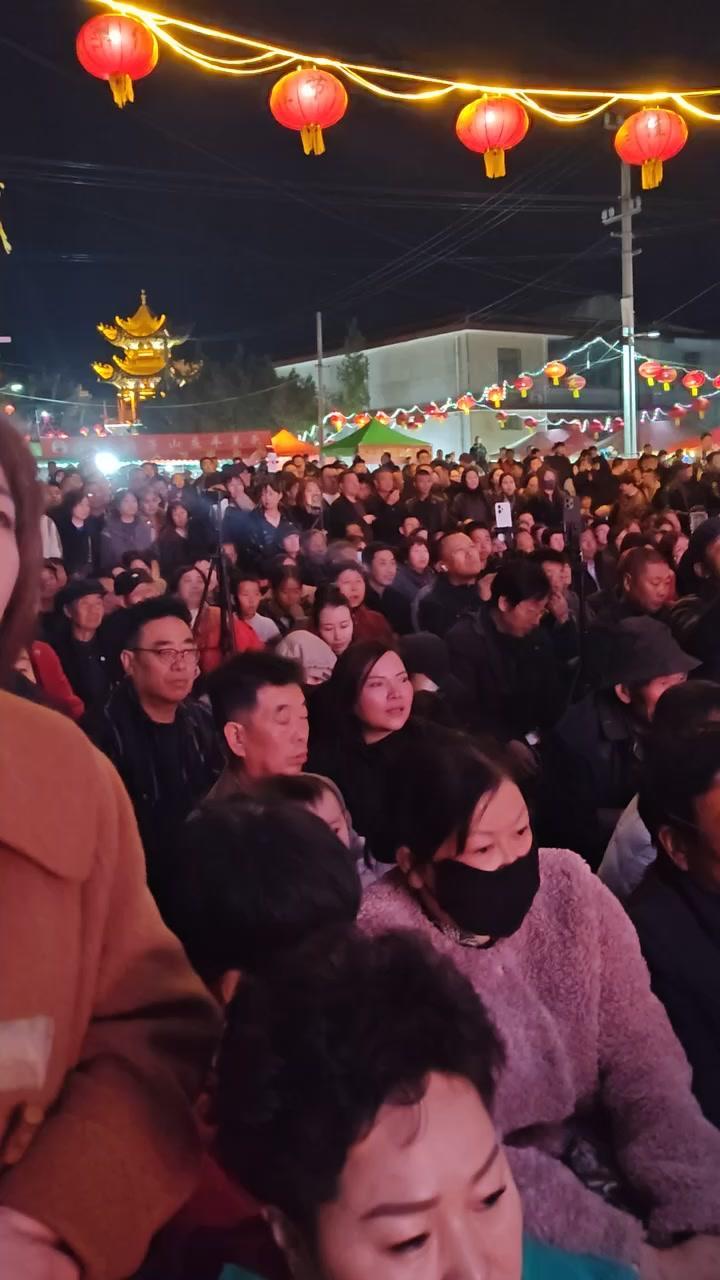 甘肃农村庙会唱秦腔，满是烟火气和老味道。戏台前坐满了老老少少，锣鼓一响，唢呐一开