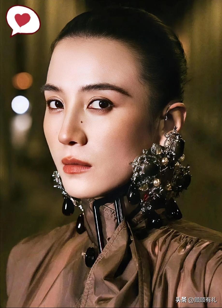 宋佳的发型一直是讨论的热点，

她更偏爱贴头的大光明而非妩媚的大卷。

大光明给