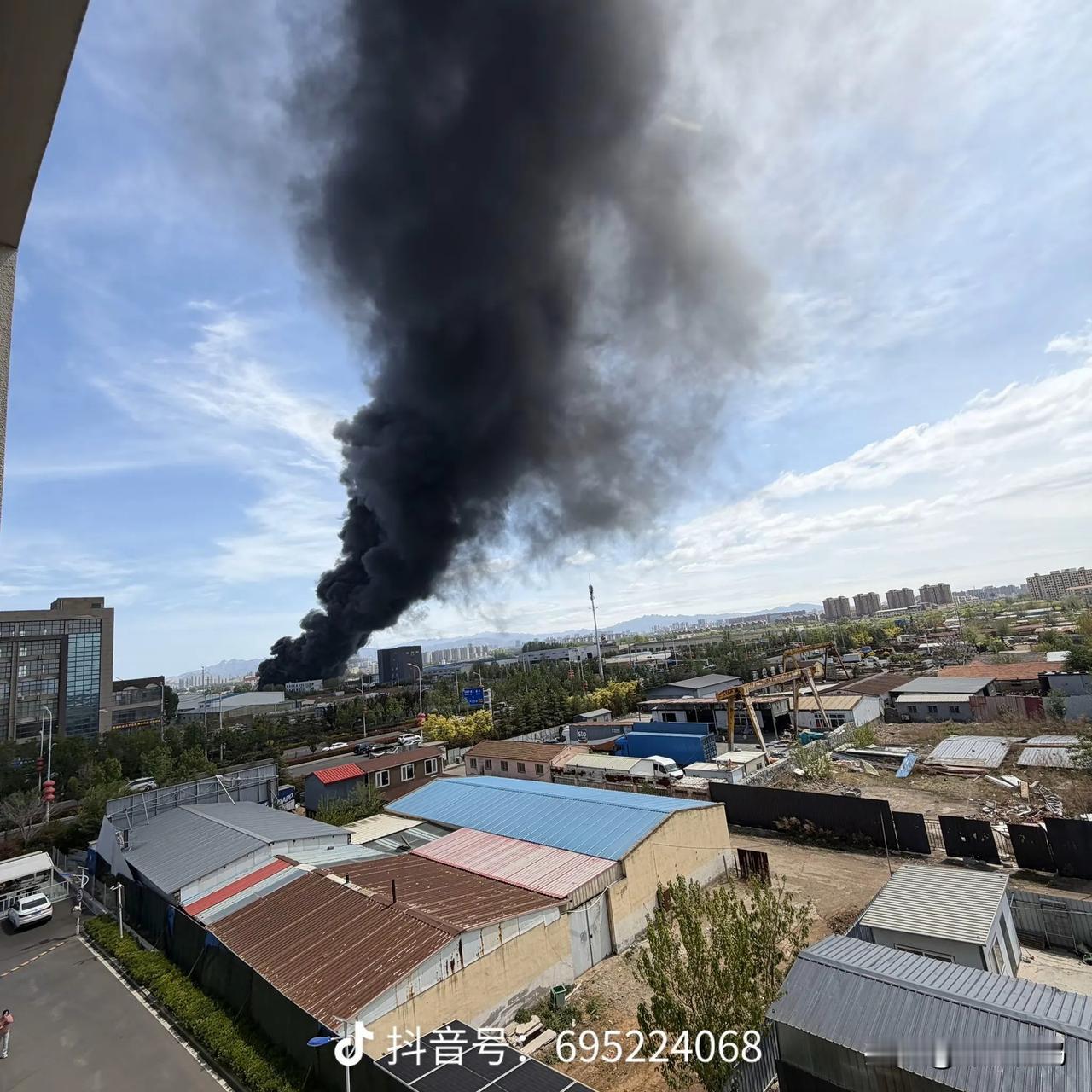 4月22日中午，山东青岛即墨区一工厂突发火灾现场火势凶猛浓烟滚滚。现场可以看到，