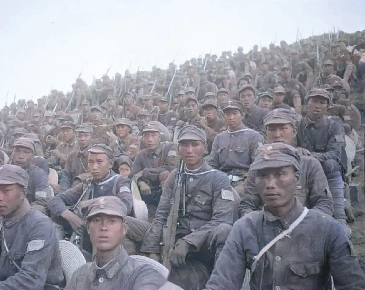 不要再被电视剧骗了，真正的八路军这样。下面这张照片拍摄1944年陕北延安，照片中