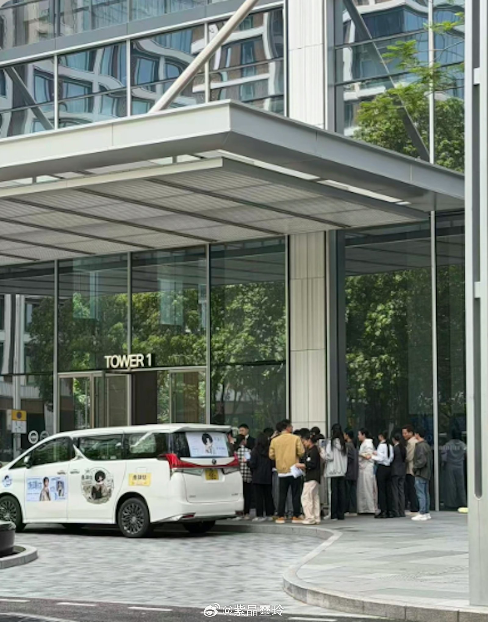 楊茜堯《模範律師團》深圳開工被捕獲　全套淺杏色西裝造型曝光現年45歲的雙料視后楊