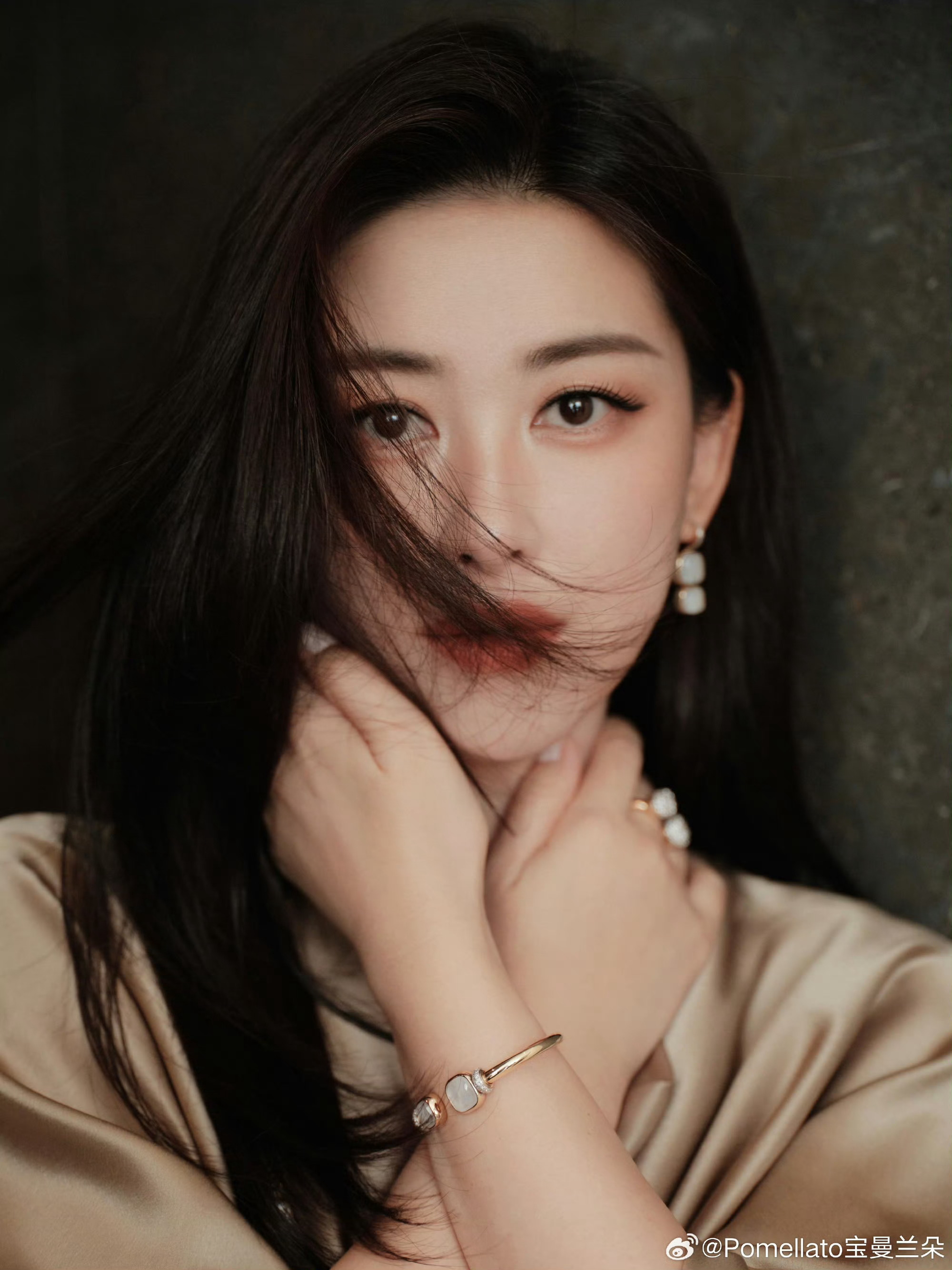宝曼兰朵同款珠宝佩戴艺人一览——杨紫，杨超越，朱珠。一般珠宝佩戴，是按咖位还是按