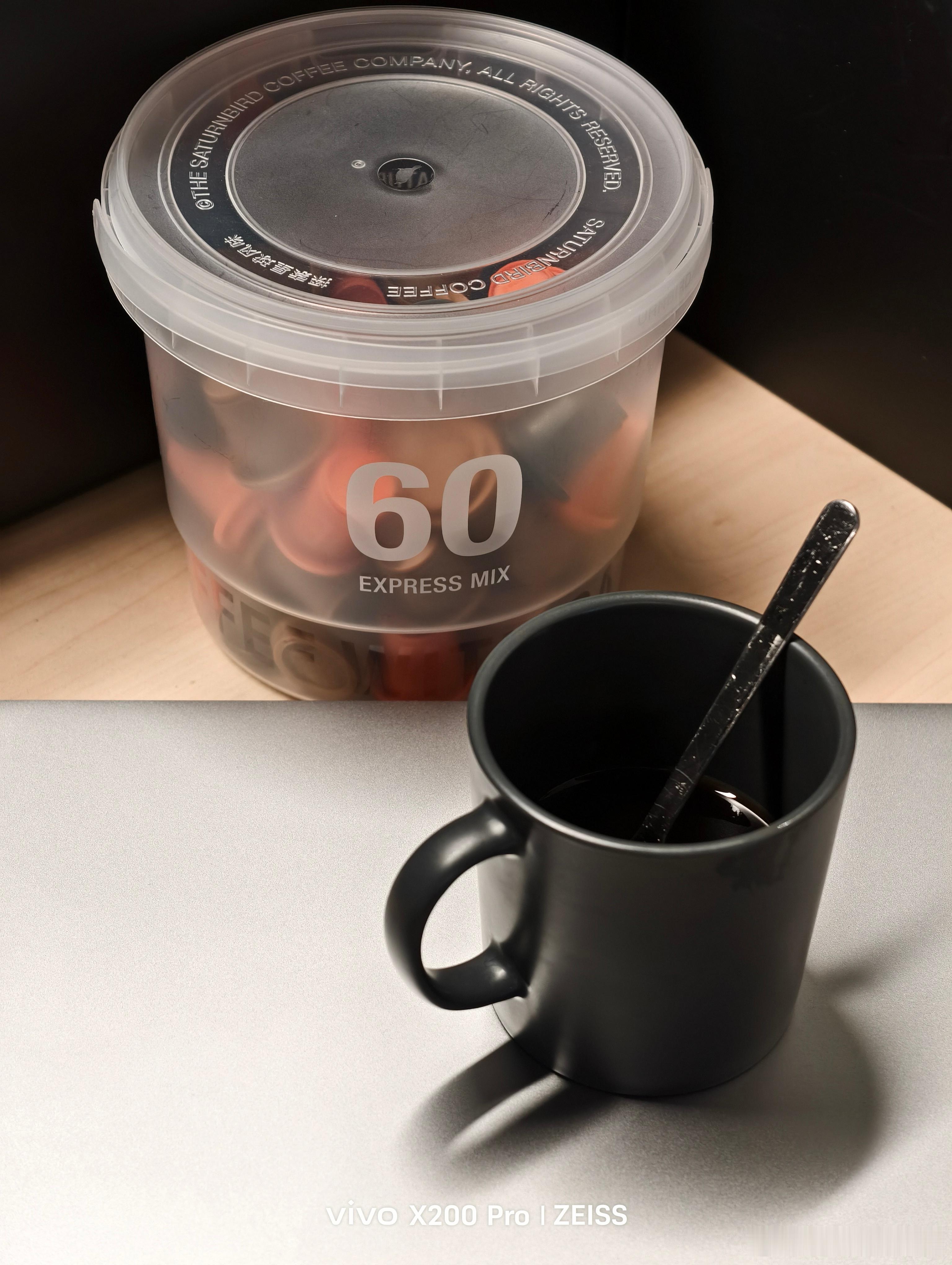 原来上午10点喝咖啡效果更好 正在办公室喝三顿半的美式，现在才9点半，看来喝早了