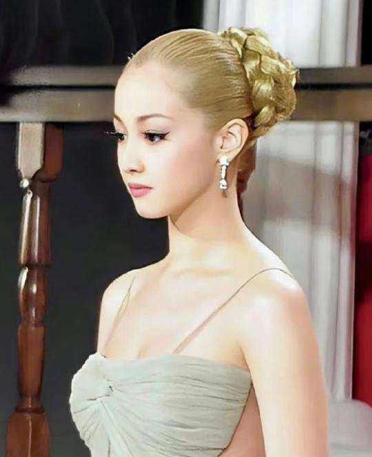 号称“亚洲第一美人”的日本女星泽尻英龙华，婚前，她和男方约好：一个月只能同房5次