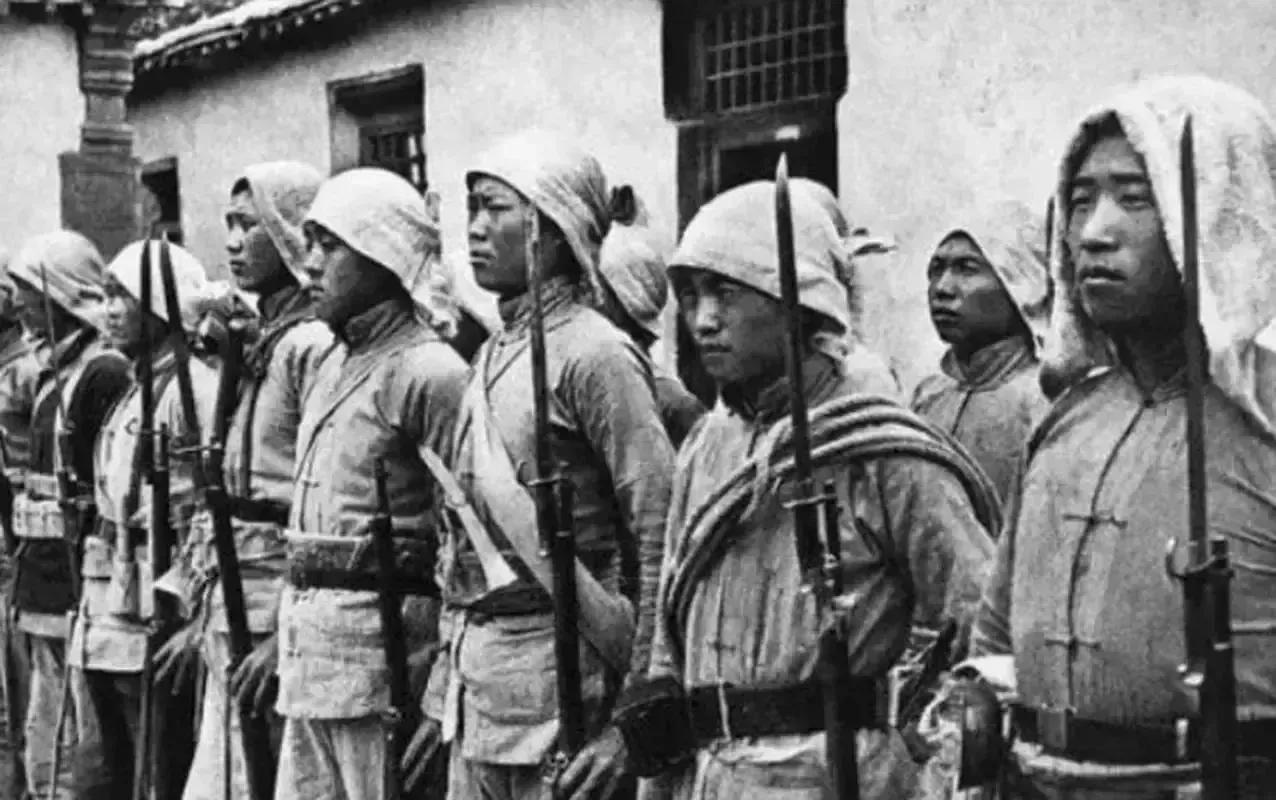 1941年，300名八路军被日军包围，这时，西南方向杀出一支神秘部队，众人以为得