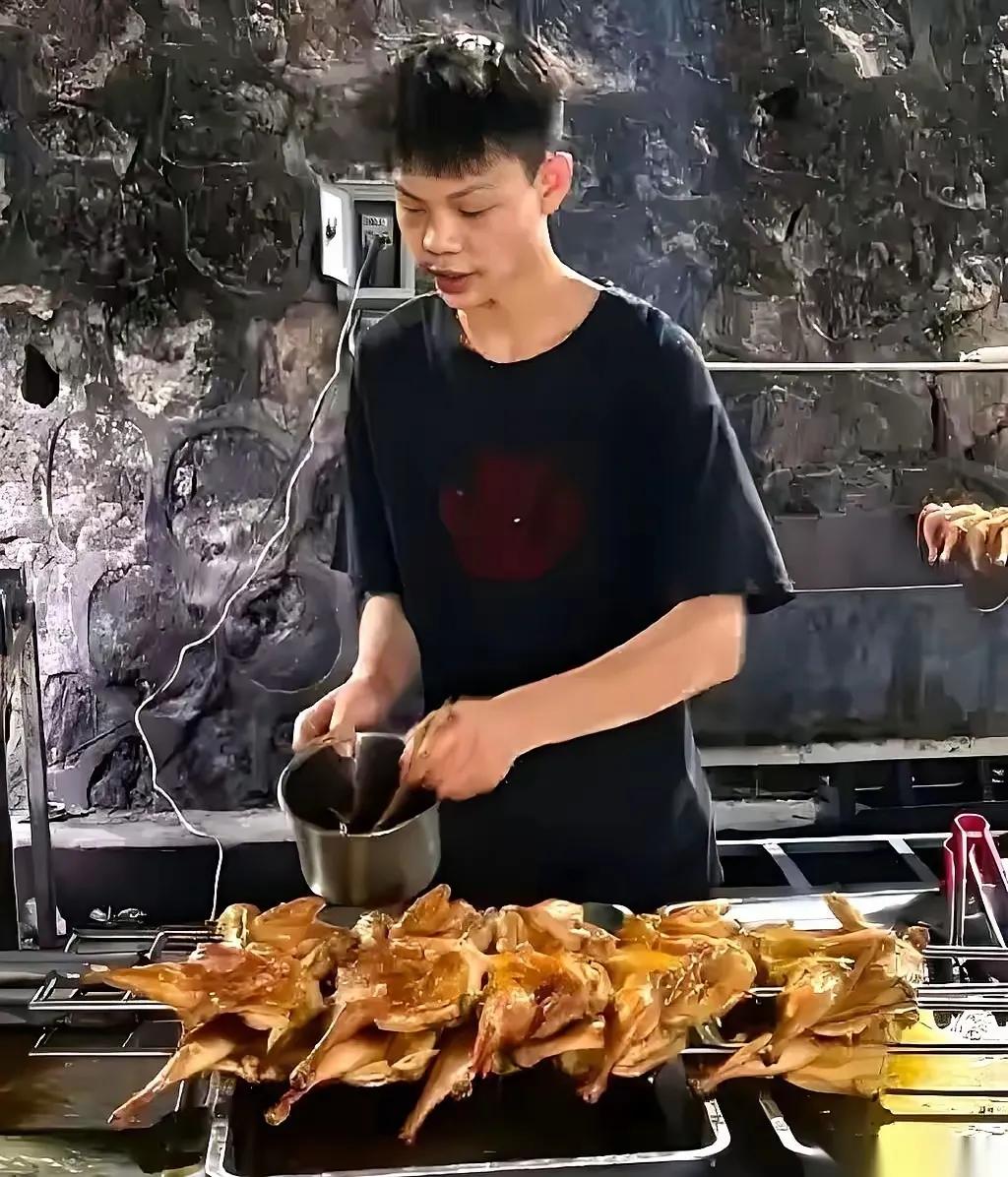 一夜之间，深圳16岁少年的烤鸡摊差点凉透，这波“举报”真的让人意难平！
 
小伙