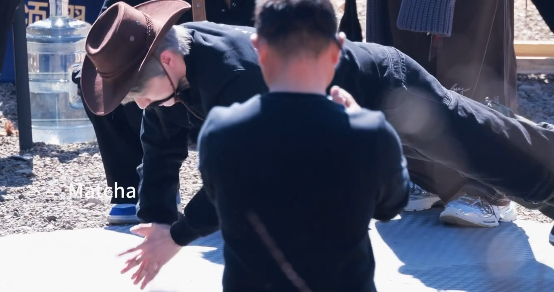 刘耀文多年健身终于有了大秀之处刘耀文腾空击掌俯卧撑