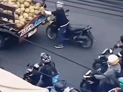 本想捞点好处，到头来才知道得不偿失，什么叫偷鸡不成蚀把米。