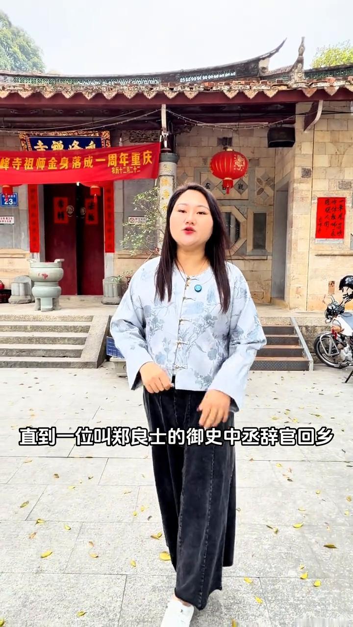 我身后这座寺庙跟船造型一样，虽然建在山顶，但是现在还能看到蛎壳、蚌壳，难道以前在