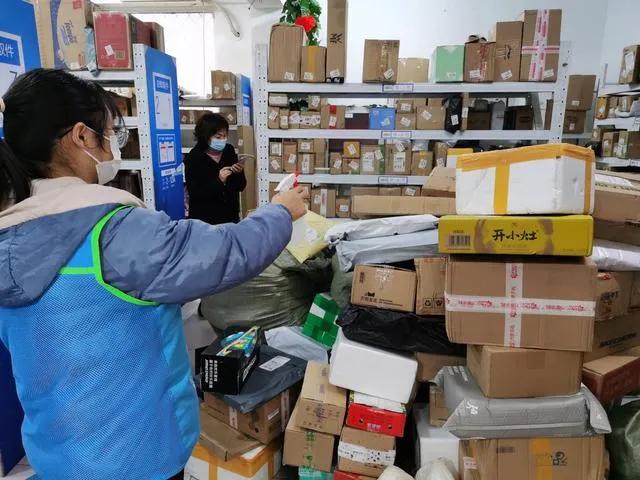 为什么快递必须送上门？
我只希望快递每次送货时，
先给我打个电话，
我方便，就送