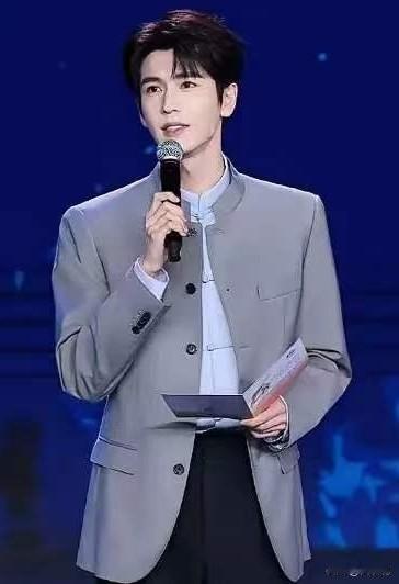 事实证明，多读书还是有用的。
你就说男演员张凌赫的演讲吧。他出席海峡论坛，将近六