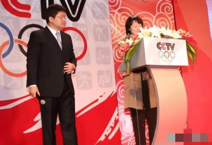 2007年，央视主持人张斌，正在直播奥运新闻发布会时，他的妻子突然冲上台，拿起话