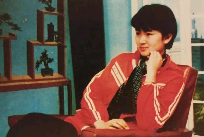 1983年，上高中的巩俐被照相馆邀请拍摄的宣传照，曾被放在照相馆橱窗里展示，记录