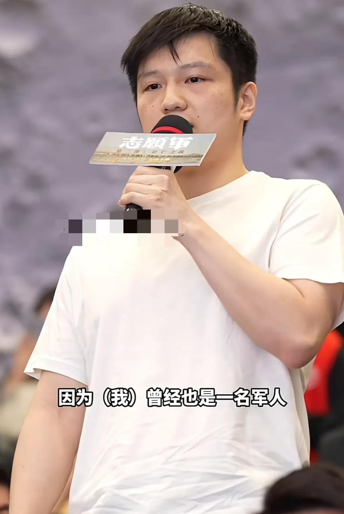 樊振东亮相电影《志愿军》首映礼，这简直是铁饭碗上的珍珠，不可思议的好运气。全场焦