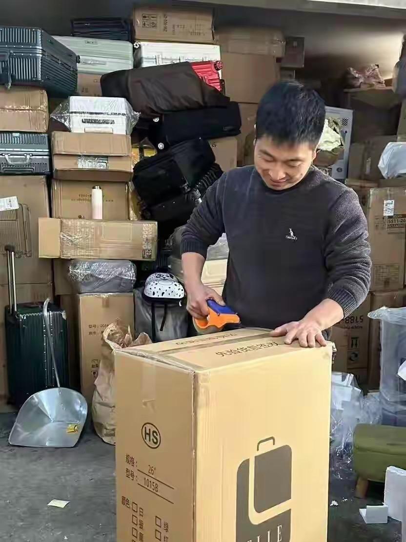 太厉害！浙江大四女生黄俊萍瞄准微瑕赛道卖行李箱，寒假一天播三场，月销20万还攒下