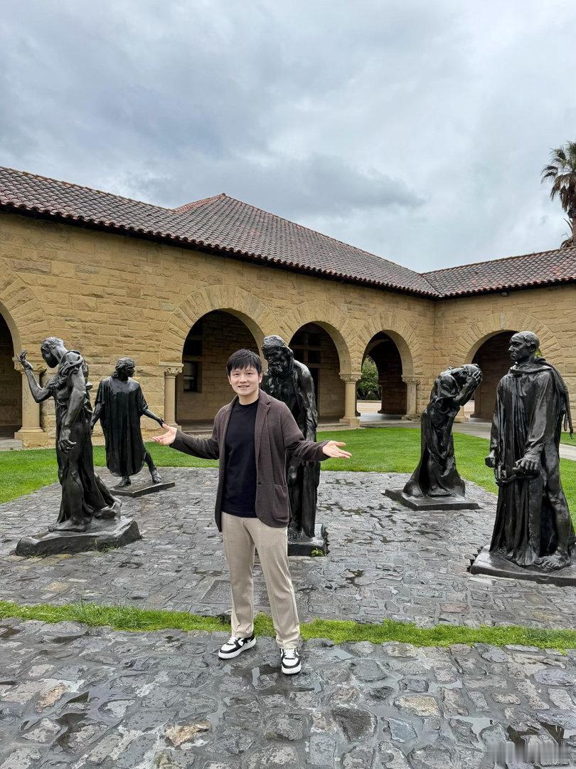 樊小帅的时尚时间 这张，我看到了一个正在尽情享受生命丰厚馈赠的樊振东。大地系列配