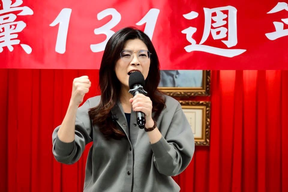 朱立伦废除“黄复兴”党部   郑丽文时代“黄复兴”大复活

郑丽文之所以能当选国