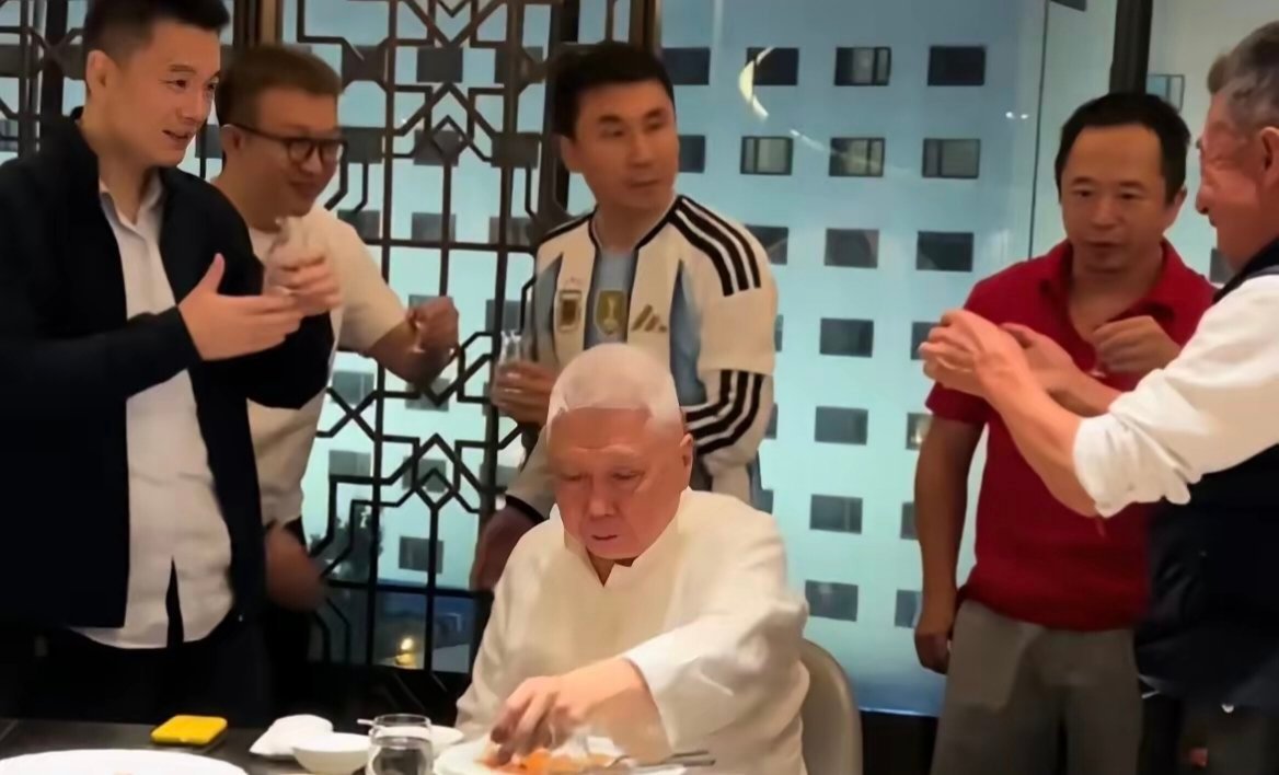 马未都与一众商界大佬相聚，全程坐着未起身，别人相互敬酒他也视而不见。当初许家印的