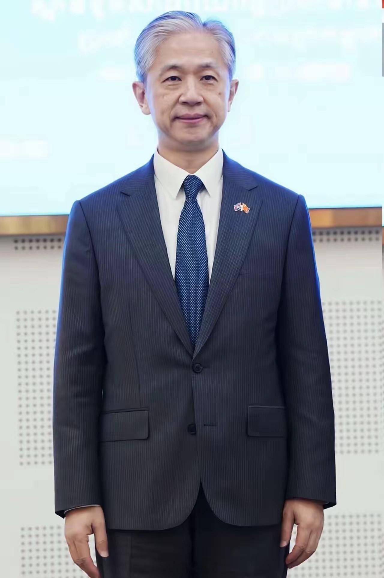 年高德劭，鹤发童颜！祝您：生活愉快，平安吉祥；幸福安康，万事如意。