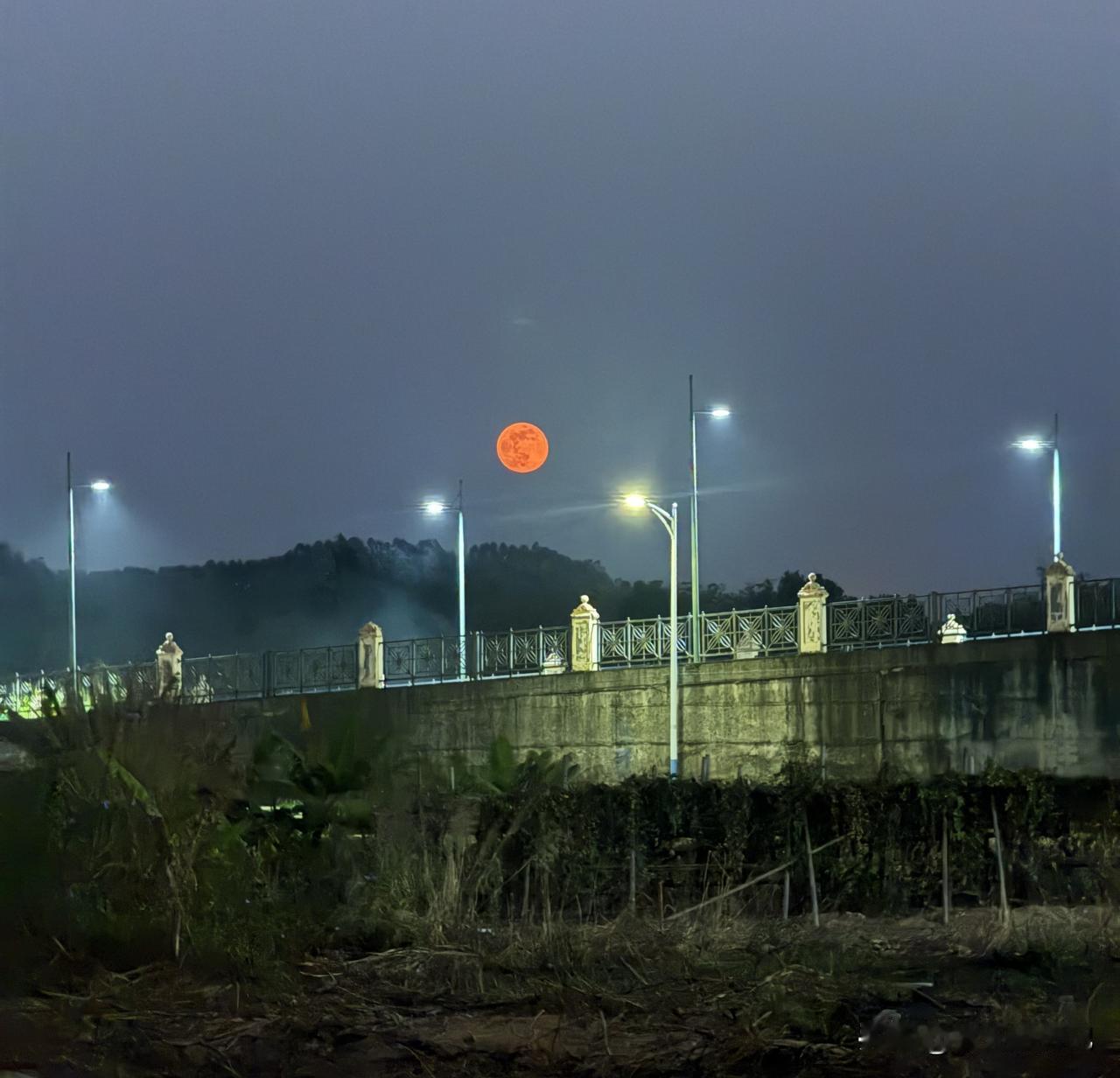 2025.12.05今年最后一次超级月亮🌜，海边初起的模样