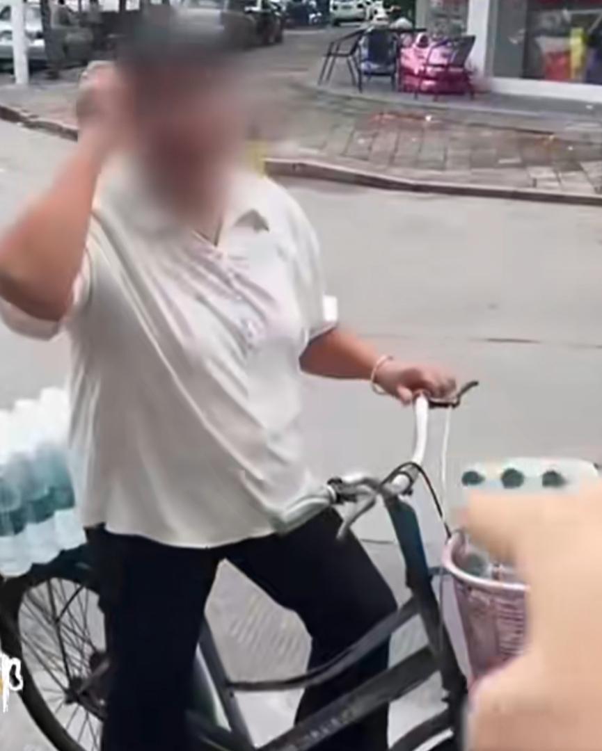爱心冰箱水遭私拿，公益善意不容消耗
 
近日，广东揭阳一处爱心冰箱引发网友热议。