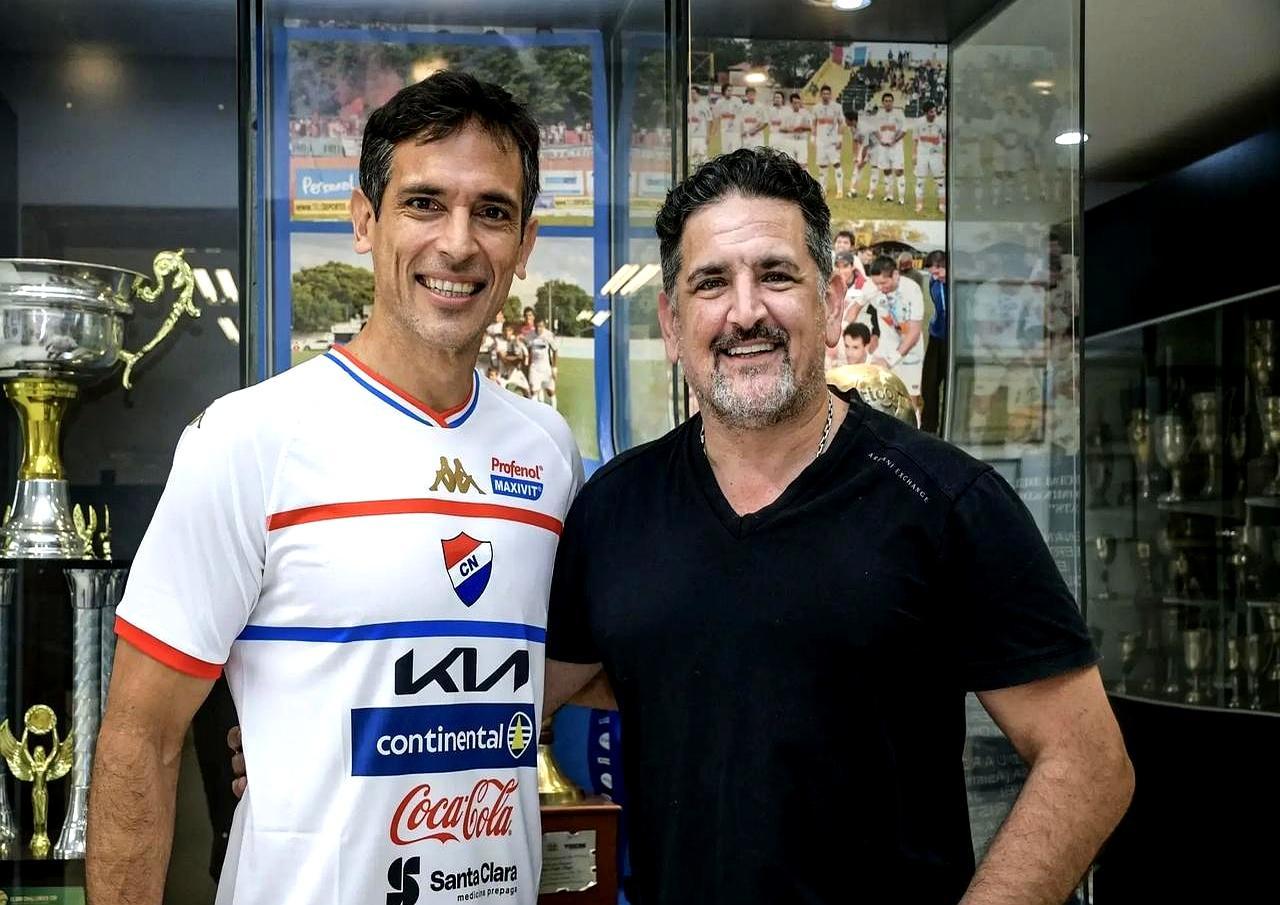 你敢信，一个44岁的老头，竟在顶级联赛禁区拔地而起，把皮球狠狠砸进球网。
 
这