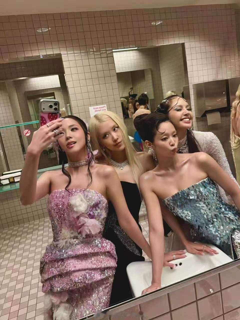 BLACKPINK在metgala的对镜自拍BLACKPINK在metgala的