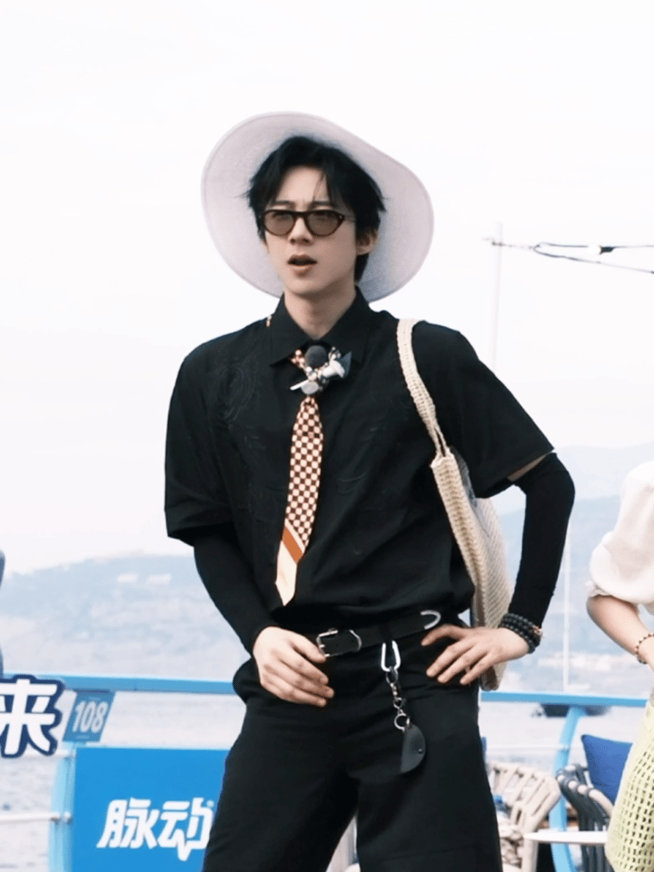 刘宇宁直播网友说他老直播和茶直播异曲同工，好演员不要频繁直播真的不好，你们怎么看