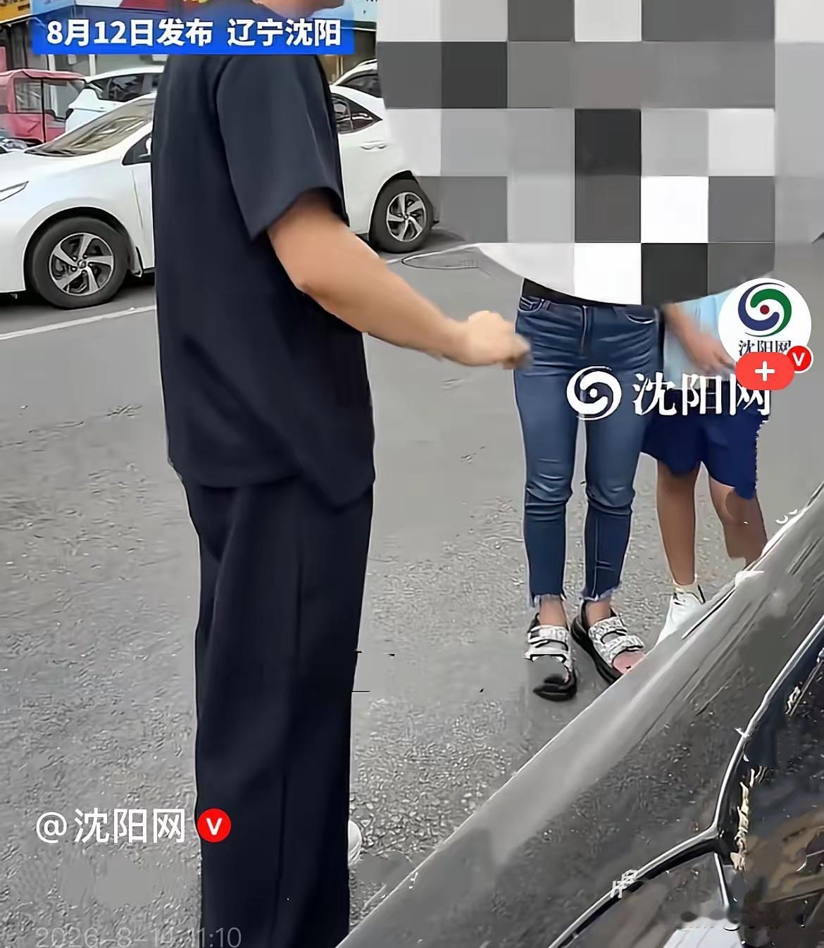 奔驰被刮，车主却拒收赔偿？这对母子的做法，让全网破防！

你能想象吗？一辆奔驰车