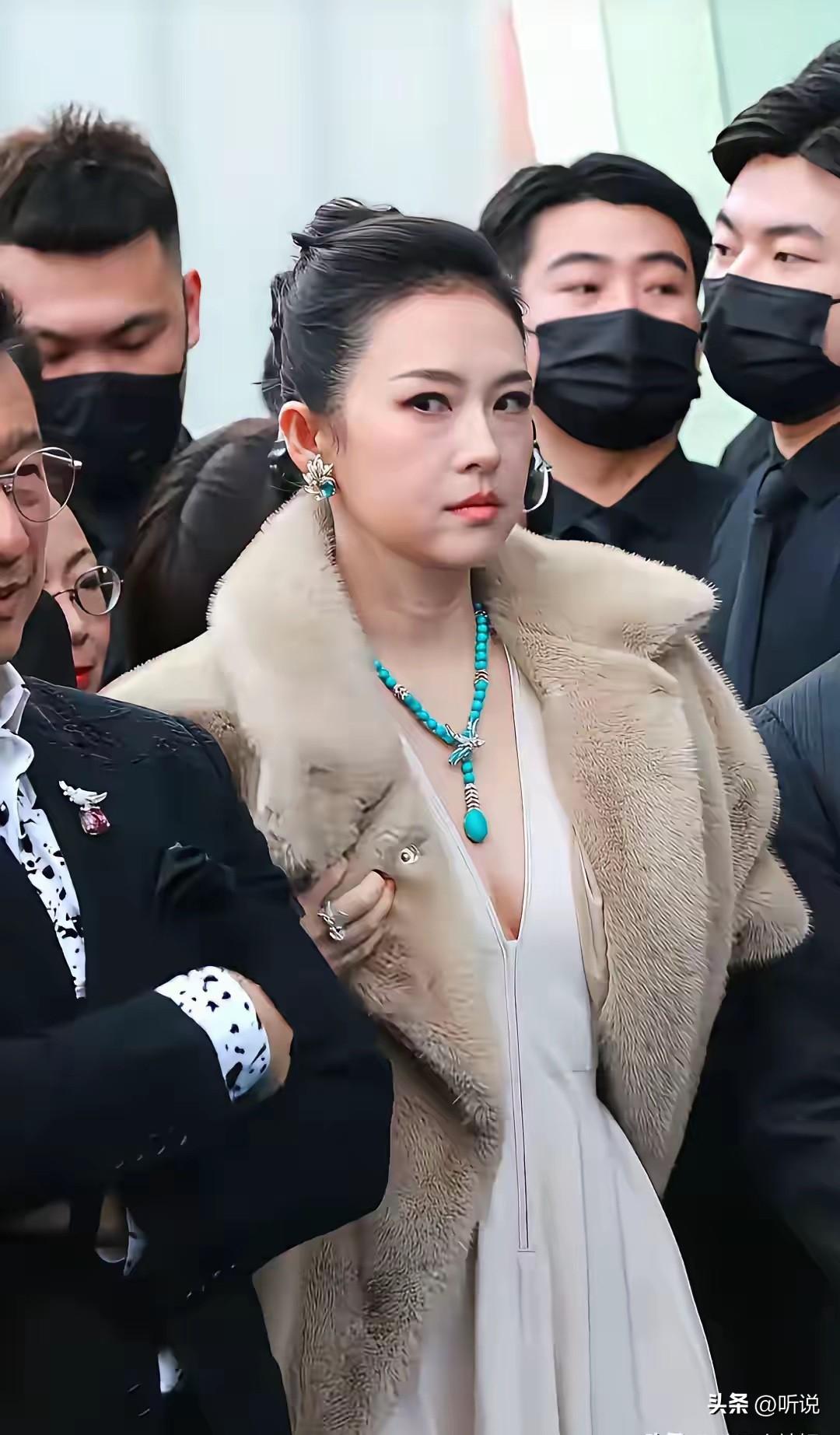 怎么一点都不像了，不说都不知道这是章子怡