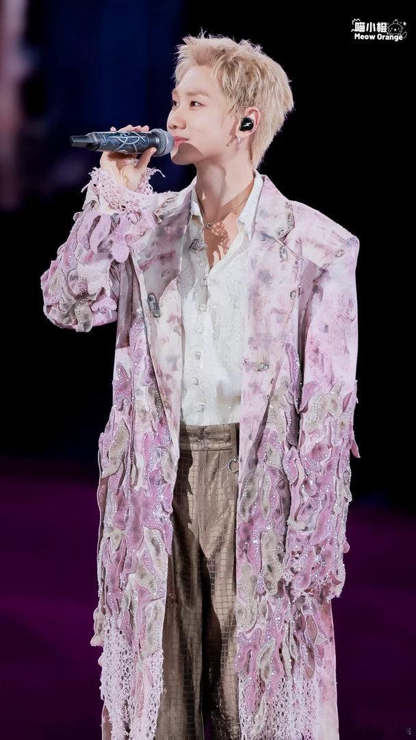 汪苏泷演唱会福塔的勺子被玩断了汪苏泷演唱会福塔小厨娘来了本场趣味名场面诞生！扮成