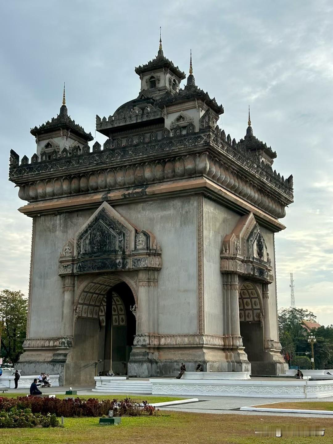 在老挝首都万象也有一座凯旋门，这是一座大型的纪念碑，六十年代末，中国政府捐资，帮