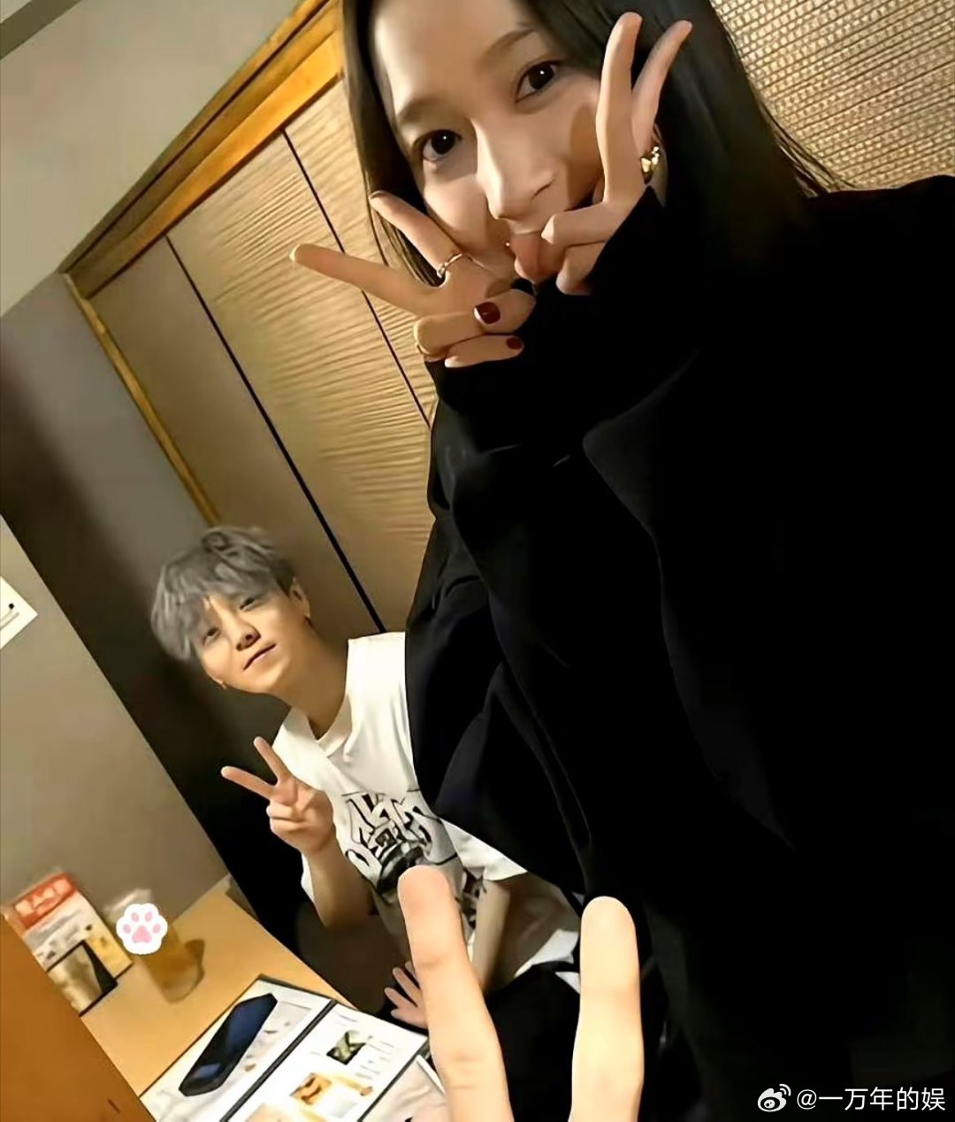 鹿晗关晓彤这事，可能真翻篇了。俩人最后一次公开同框是2024年8月，到现在社交平