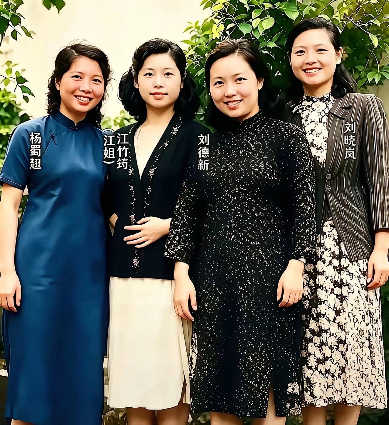 革命烈士江姐( 左二）与同事的珍贵留影，这是江姐的真实容貌

这张照片拍于194