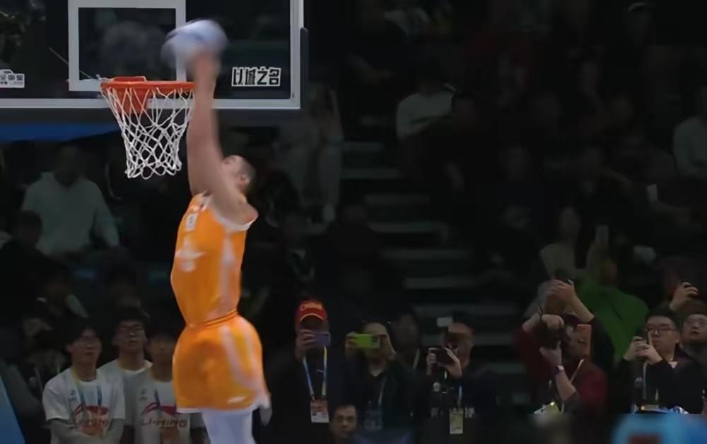 俞泽辰扣篮大赛没得冠军，到底冤不冤？外卡球员非得飞跃人才能扣篮，主要是用底下的人