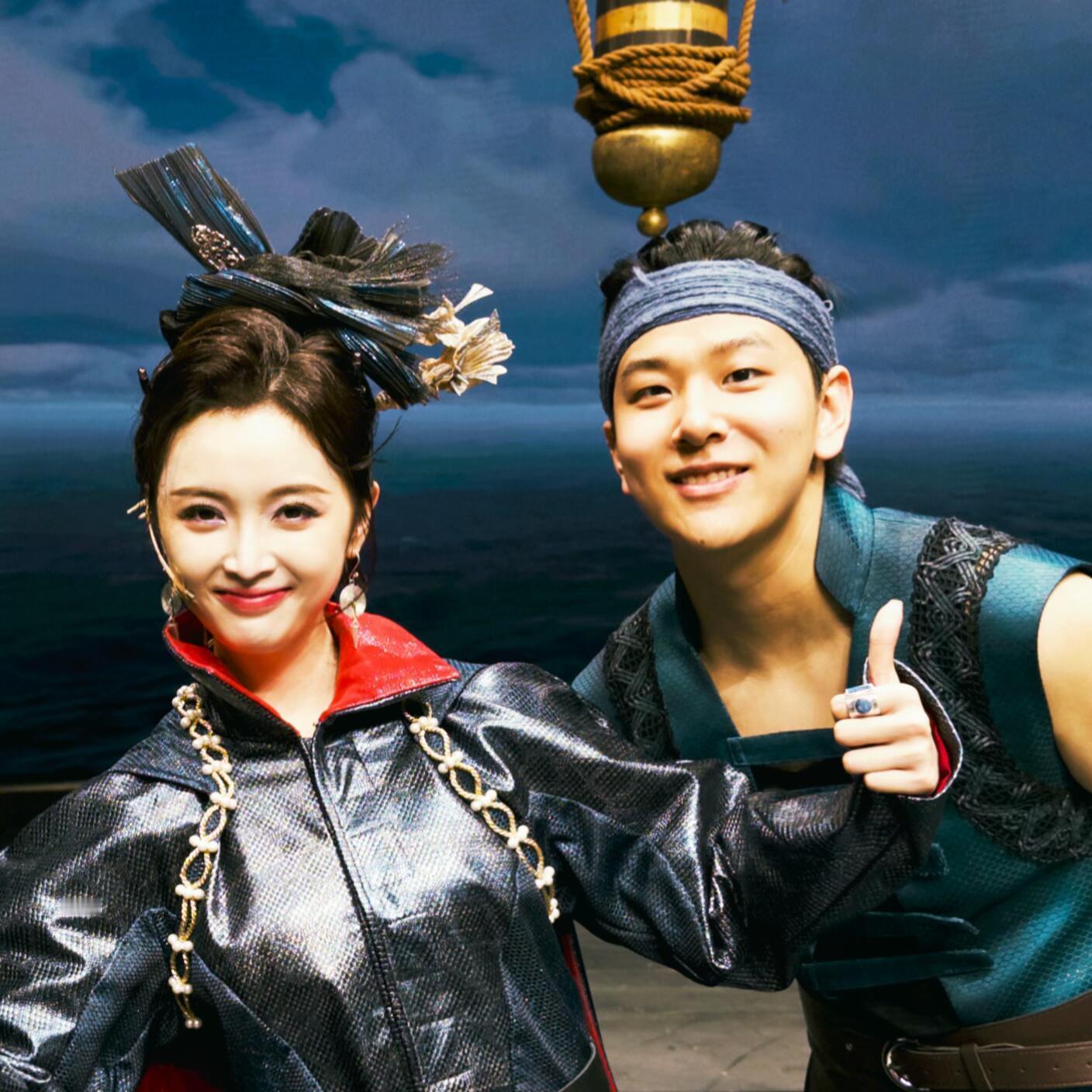 音乐剧她的海.仪锤定音是香姑 又一张吴选跟她的海合作演员合影