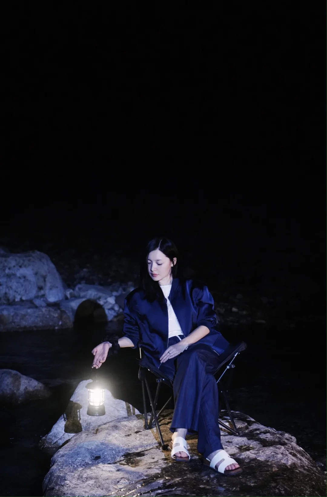 夜色中的小溪边