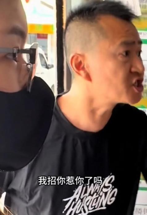 李嘉明一脸愁容的说：“万万没想到，我卖酒的店才开业三个月就要关停了，就因为我之前