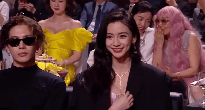 王嘉尔越来越有国际范了！
墨镜一戴，大美女杨颖坐在身旁都岿然不动的面无表情！