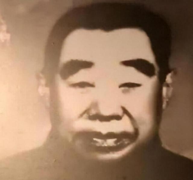 西路军副营长沦为奴隶。1949年青海解放后，他看到解放军帽子上的红星，对站岗的战