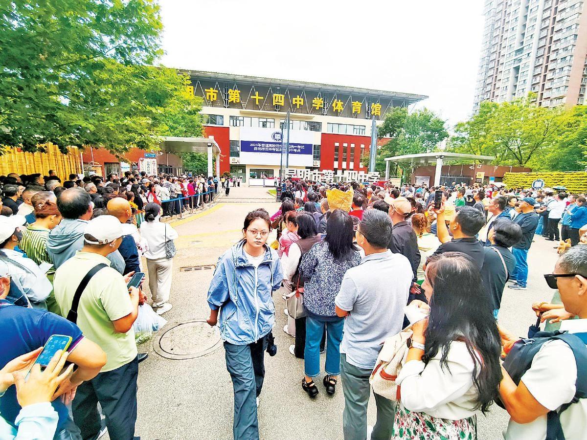 你认为家长有必要陪考吗我认为不必强行陪考。心态平稳的考生独自赴考更自在，家长到场