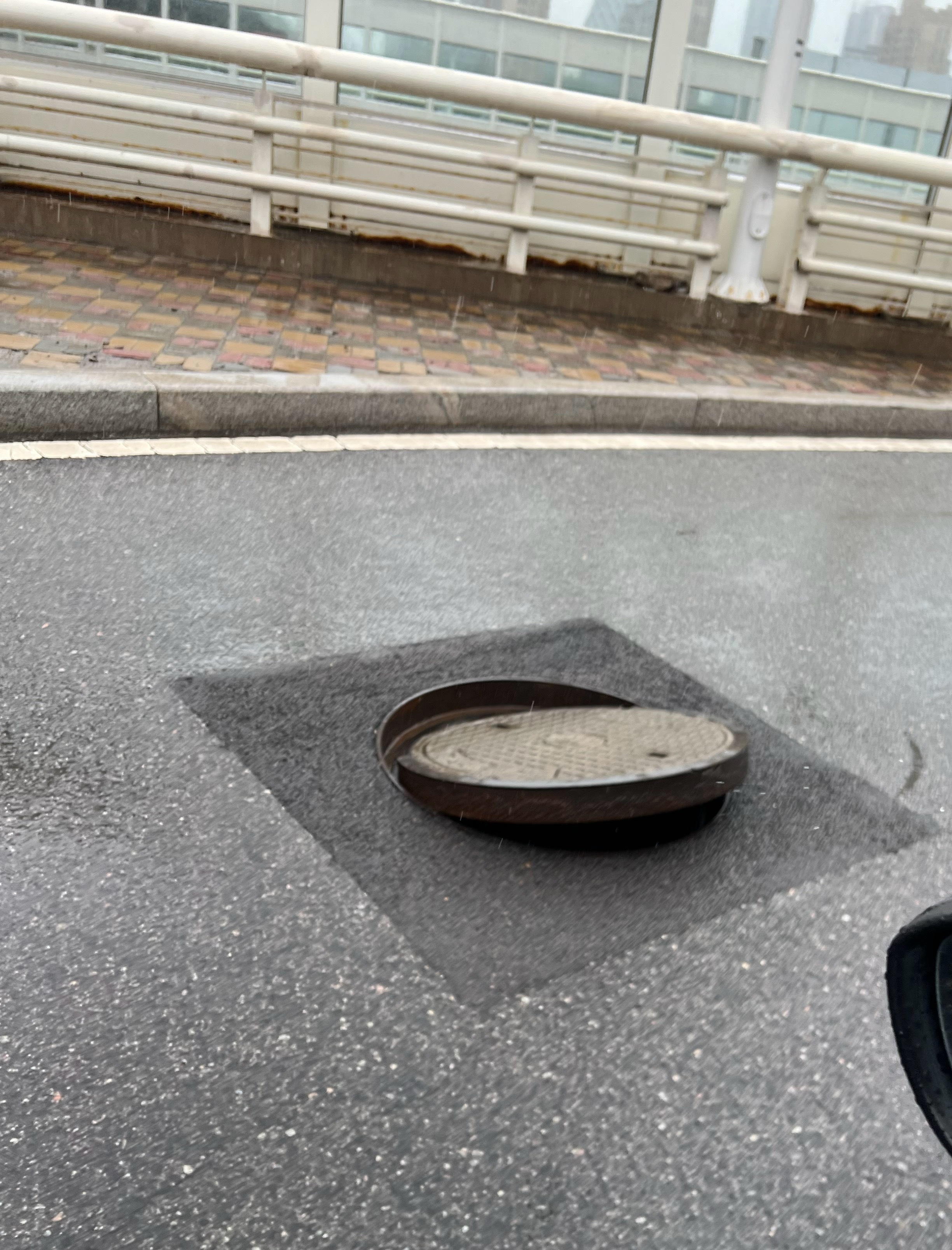 这两天降雨增多，大家在路上走的时候一定要注意这些井盖，咱不知道是被冲开了，还是故
