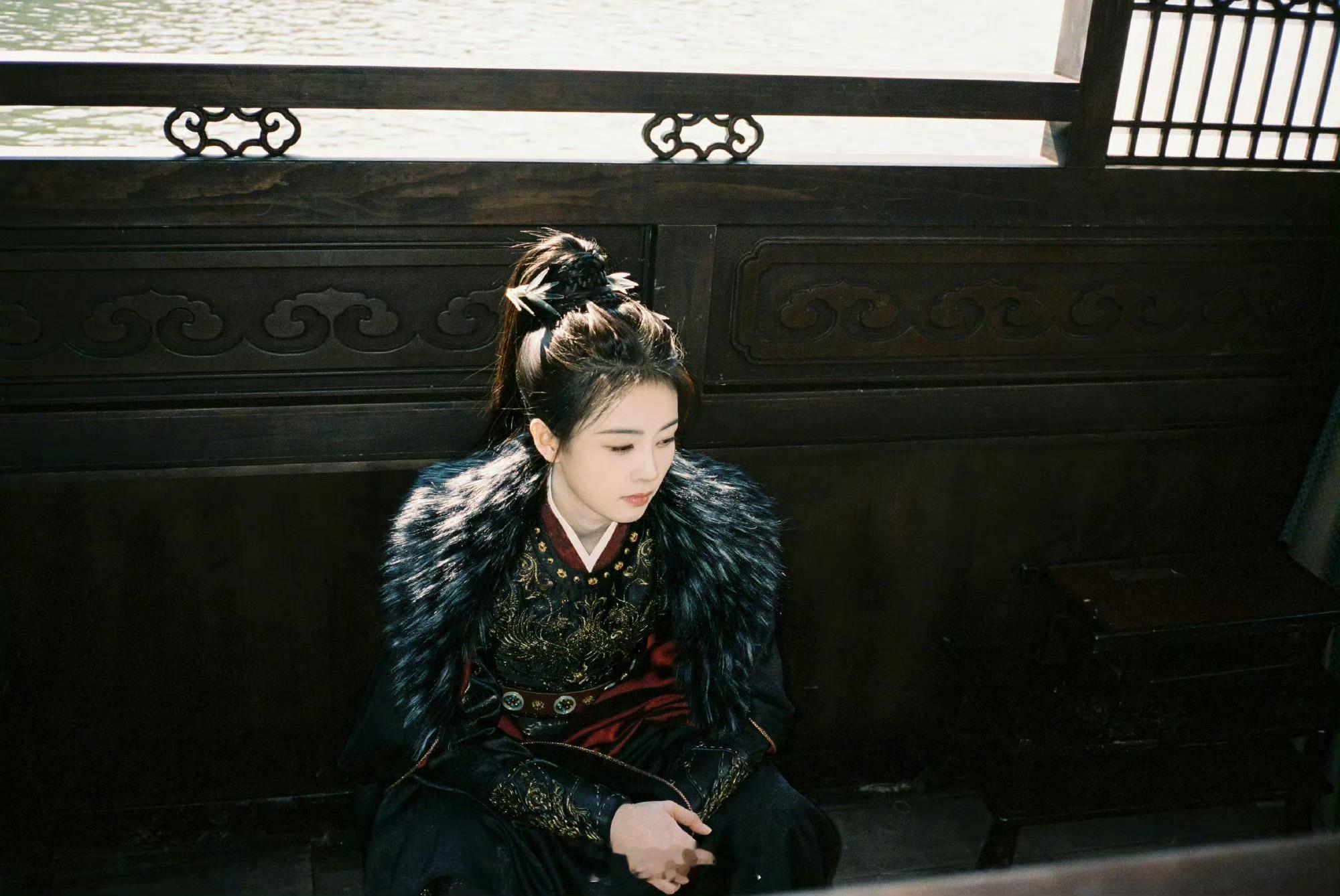 唐宫奇案之青雾风鸣 我的评分：白鹿随手送来第一个18宫格白鹿也太宠粉了吧！随手甩